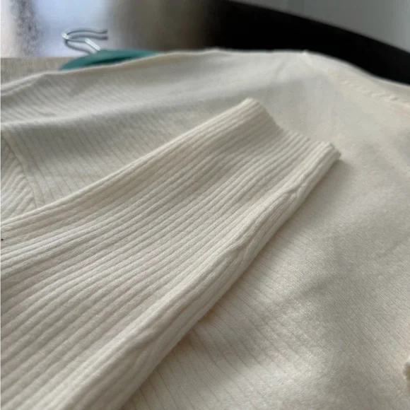 New without tags-Satin Bow Cutout Knit Long Sleeve Top - Le Lis- size medium - Picture 6 of 6